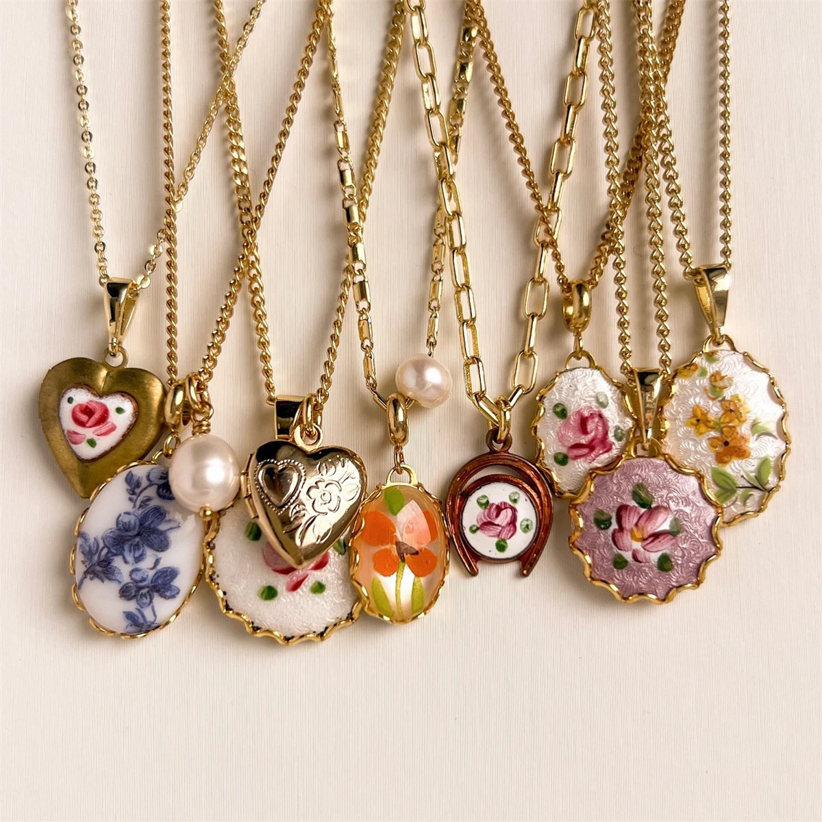 Retro-Halskette mit ovalen, herzförmigen Anhängern, bunter Schmuck im Bohème-Stil für Damen, vergoldet. – Detail 2
