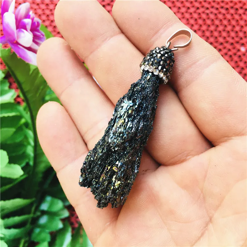 Natural crystal colored silicon carbide pendant for home decoration