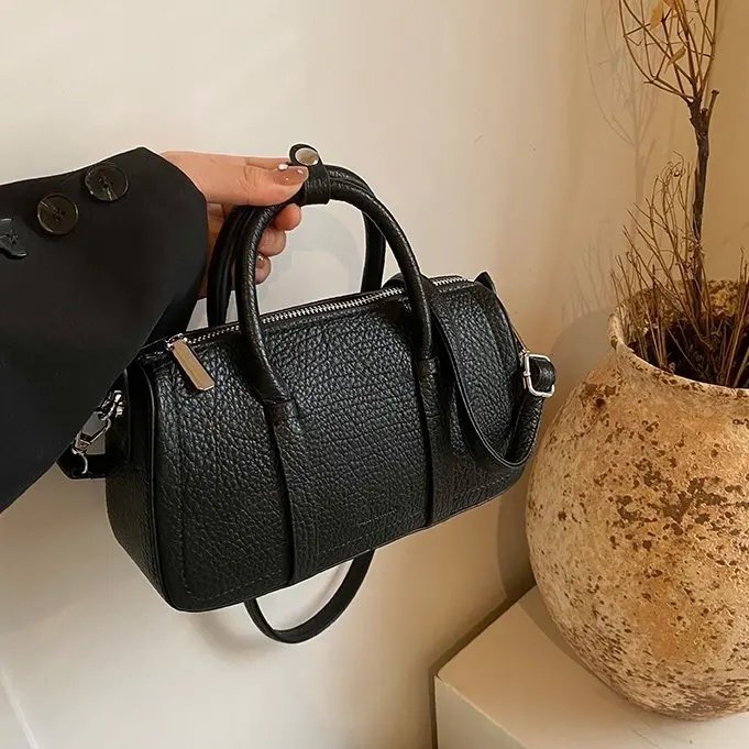 

2025 Summer Retro Embossed Lychee Texture Large Capacity Square Shoulder Bag – Adjustable Strap Commuter Messenger for Daily Use