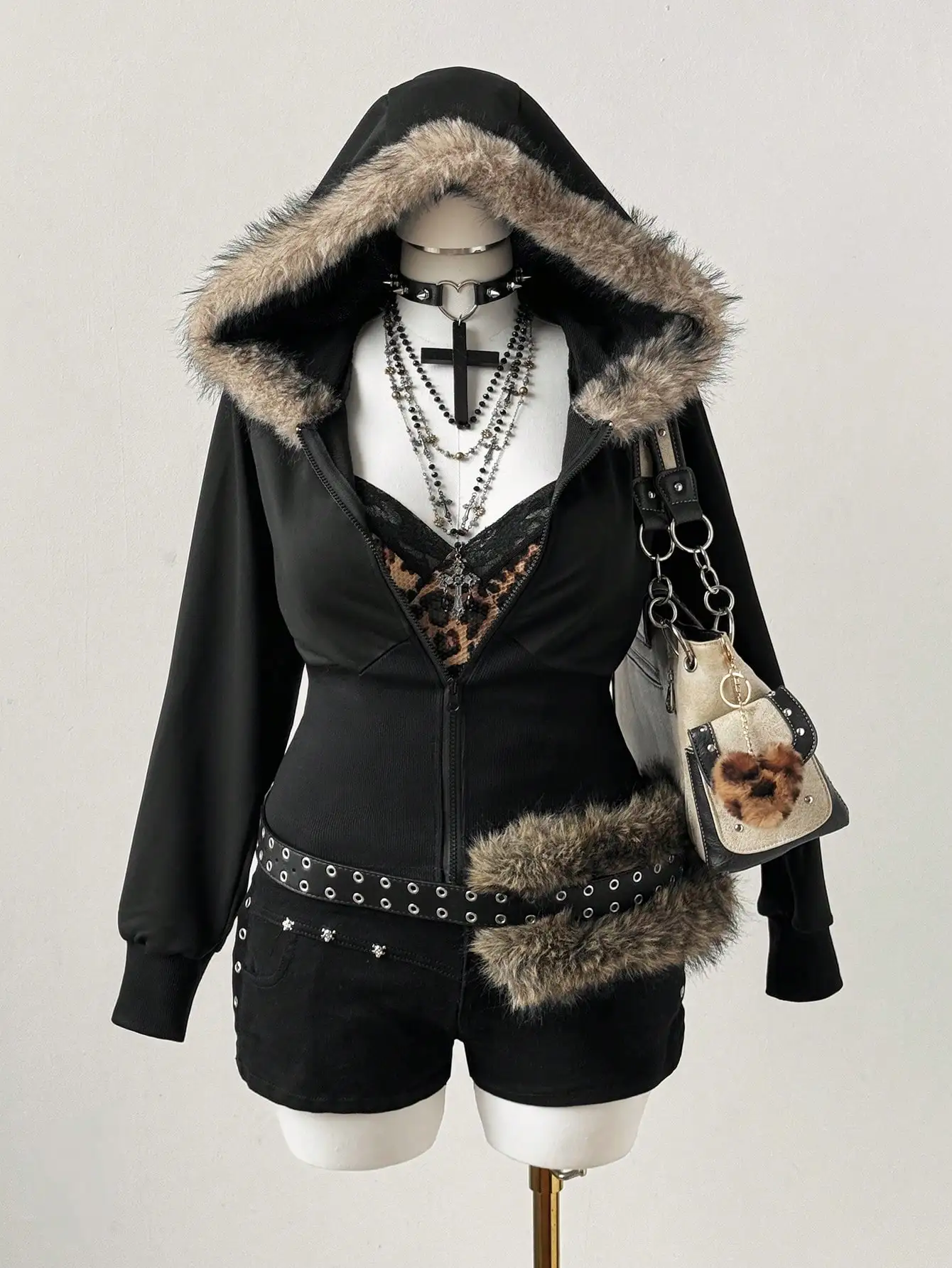 

Черная толстовка с отделкой из искусственного меха, леопардовым кружевным вставками и ремнем с заклепками