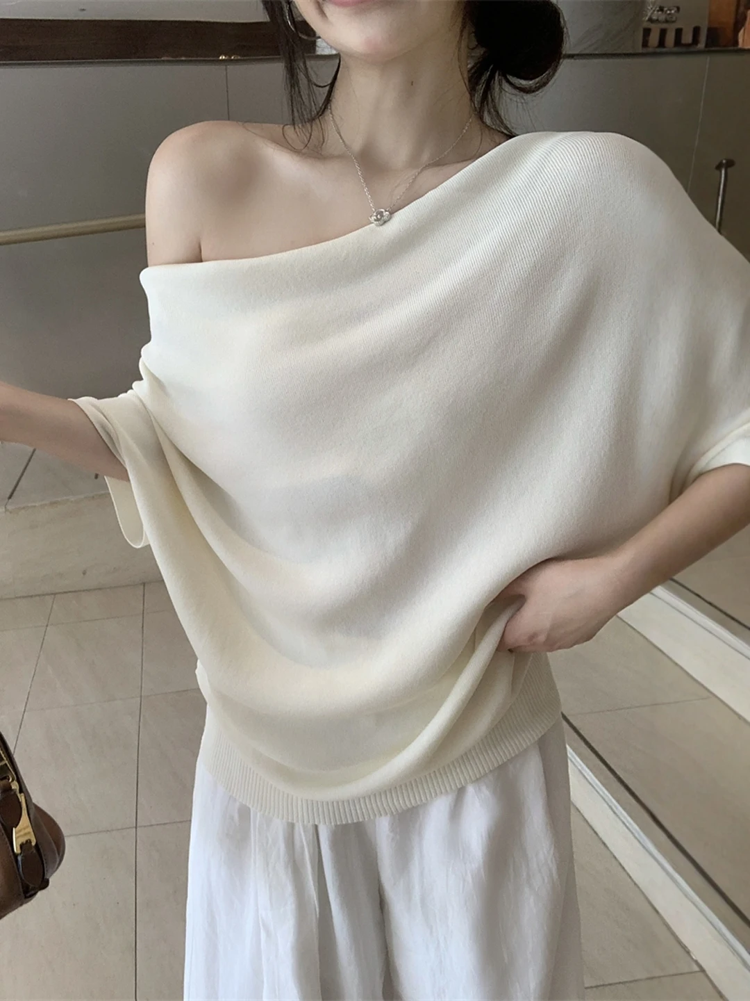 

White Lazy Sle Diagonal oulder ort Sve Knitted Sweater Women Summer Loose Slimming Batwing Sve Top Commute Sle