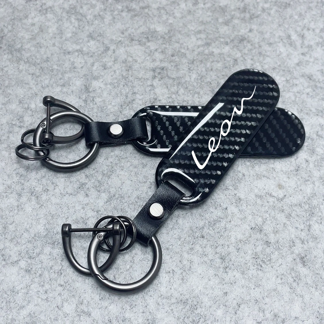 Car Keychain Carbon Fiber Keyrings for Seat Leon Ibiza Ateca Arona Cordoba Toledo Altea Alhambra Arosa Exeo Mii Tarraco Car