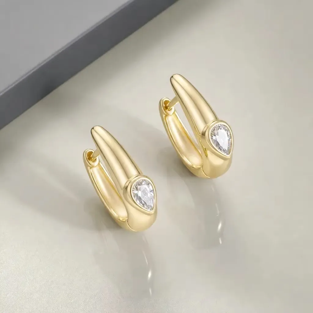Moonmory Einzigartiges Design Luxusmarken Messing Huggie Creolen für Damen Minimalistisch 5A Birne Marquise Oval 18K Vergoldete Ohrringe – Detail 18