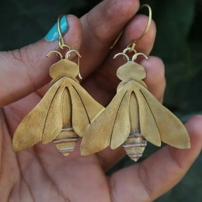 Vintage Design Gold Color Women's Earrings Creative Geometry Metal Hand Carving Bee Pattern Dangle Earrings Woman Jewelry