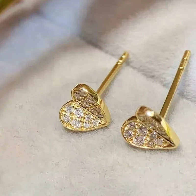Huitan Chic Goldfarbene Herz-Ohrstecker für Damen, bezaubernde Accessoires mit glänzendem Zirkonia, romantischer weiblicher Verlobungsschmuck