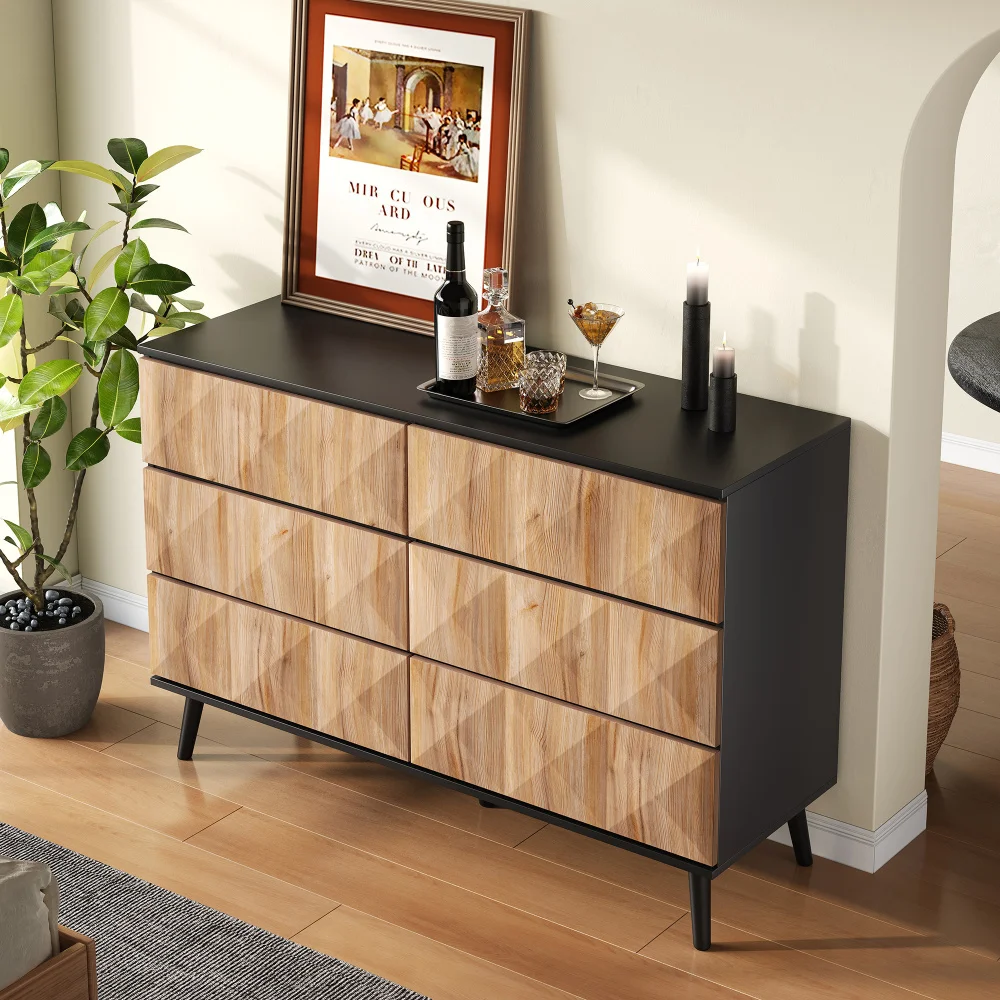 Das Sideboard und die Kommode von PINGGO zeichnen sich durch eine Kombination aus Schwarz- und Naturholztönen sowie durch erhabene Türen aus. – Detail 9