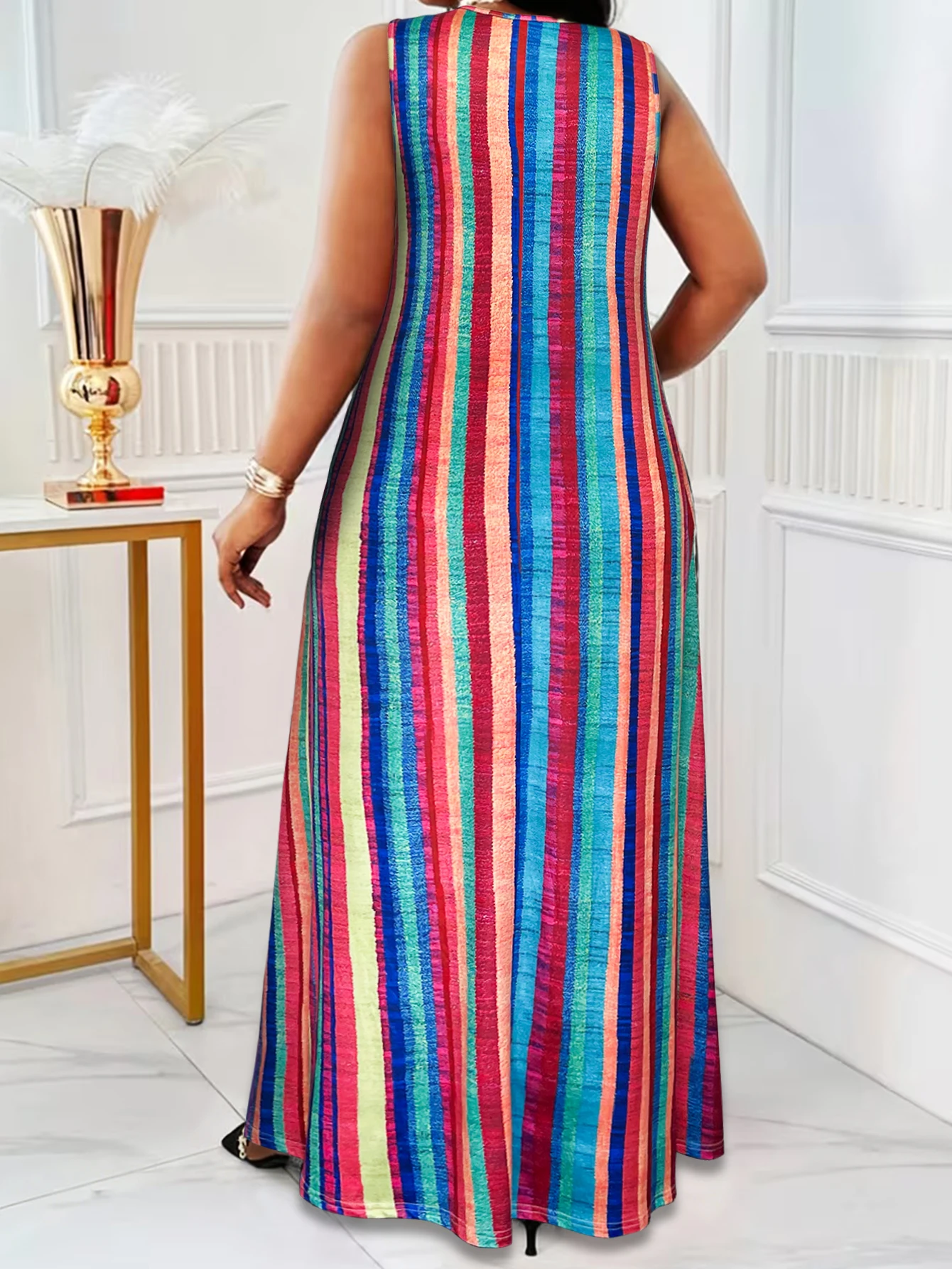 Buntes Maxikleid mit Streifenmuster in Übergröße, ärmelloses Freizeit-Sommerkleid mit Rundhalsausschnitt und Taschen, lockere Passform für kurvige Frauen im Sommer – Detail 5