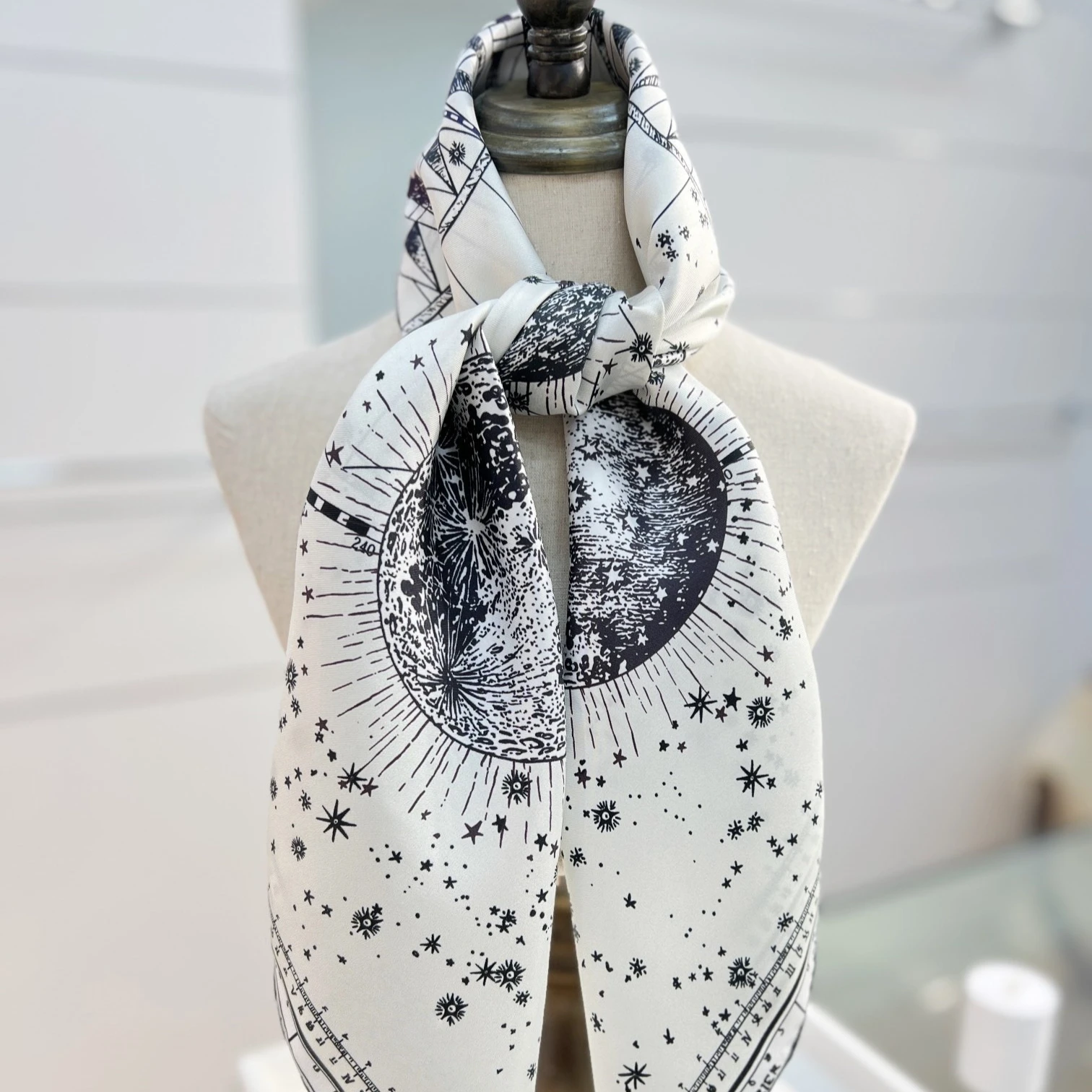 Bestseller Frühling/Sommer Damen Seidenschal Sternenhimmel-Druck Seidener Quadratischer Schal Stylischer und Vielseitiger Taschenschmuck Geschenk 90*90