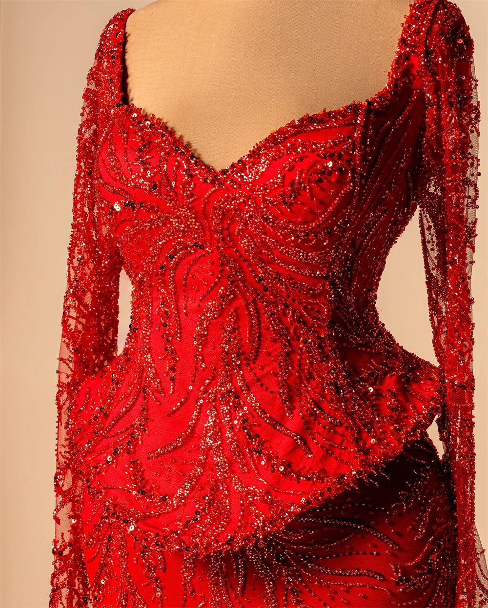 Maßgeschneiderte Meerjungfrau-Abendkleider mit bezauberndem rotem Tüll, exquisites Heimkehrkleid mit langen Ärmeln, sexy Hofzug-Partykleid