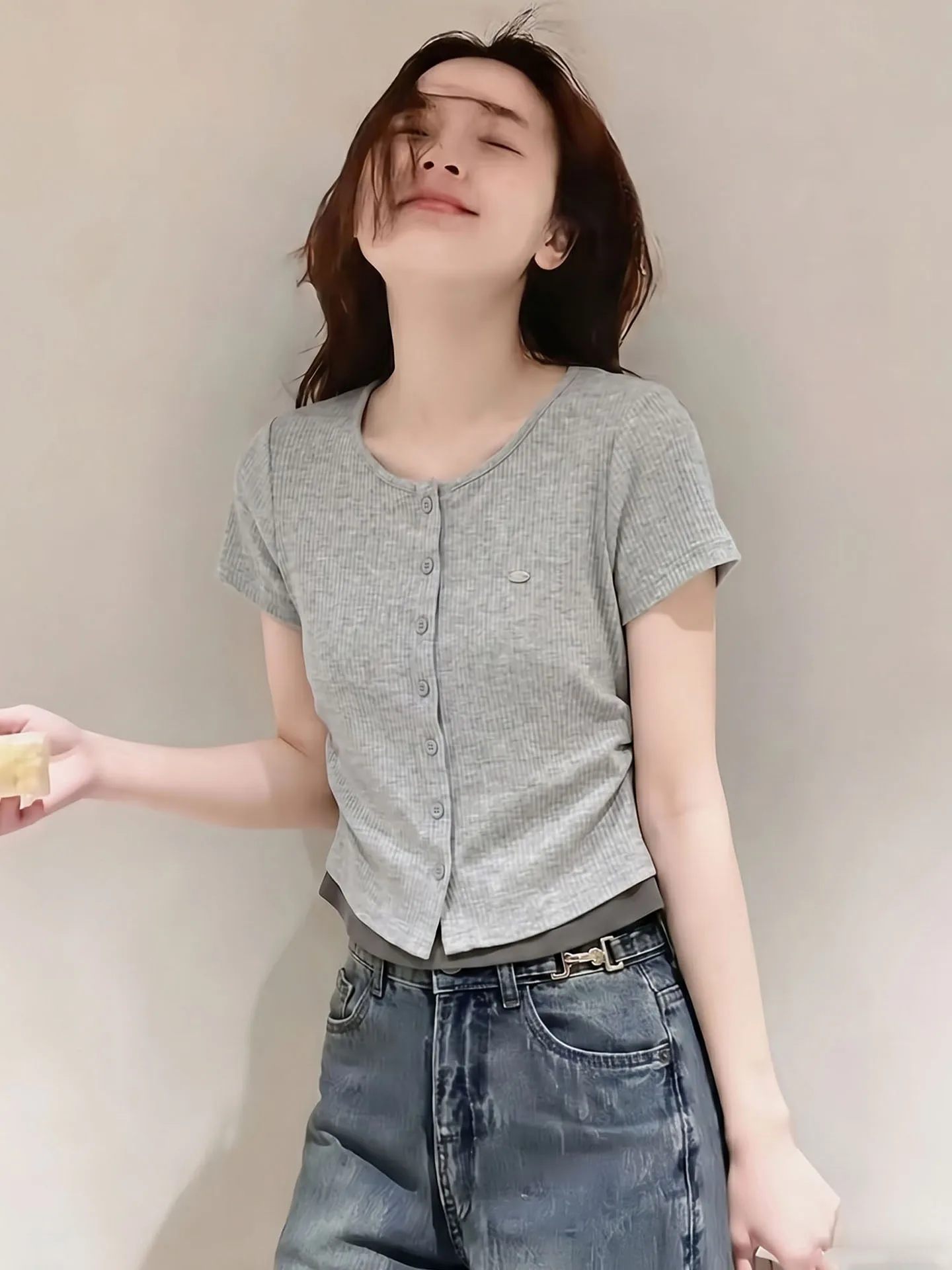 

Summer Fashionable Short Sleeve Knitted Top Women's Single Button Color Block Design Versatile Commute Style Korean Straight Cut
