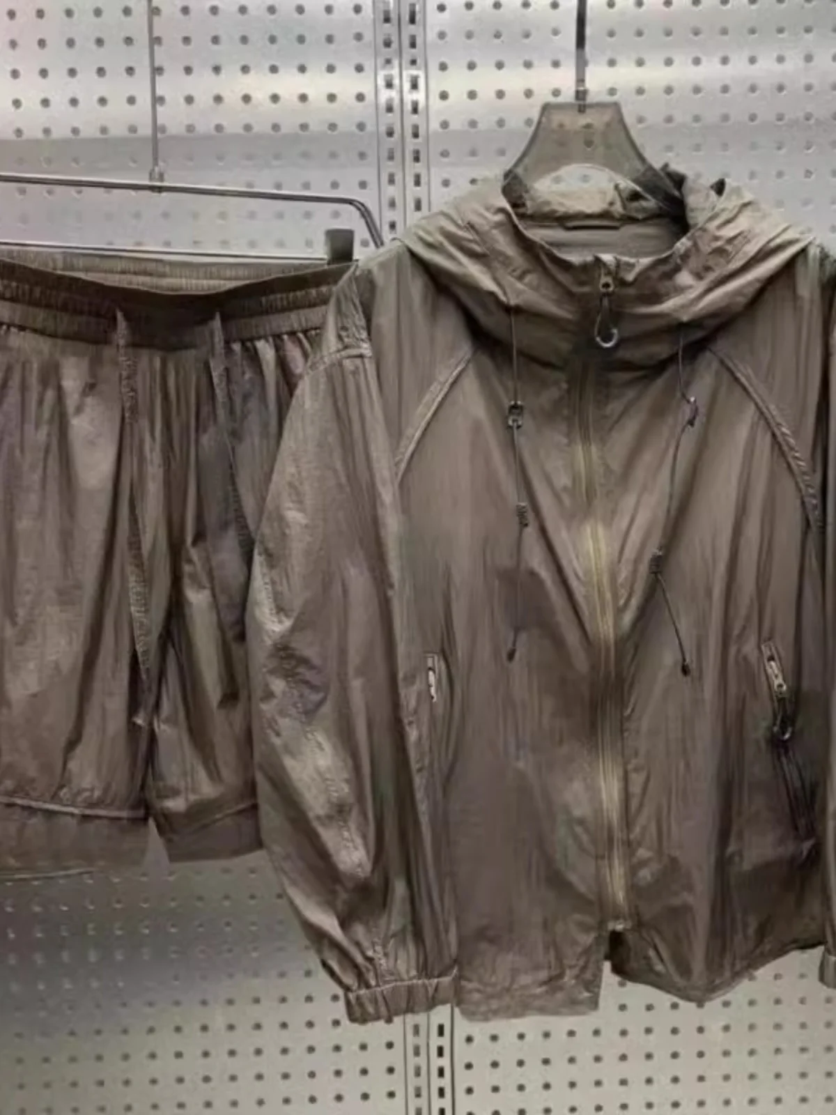 

Мужской летний тонкий модный костюм-двойка в американском ретро-стиле, большие размеры, с капюшоном, для защиты от солнца, комплект из шорт и футболки с рукавом три четверти