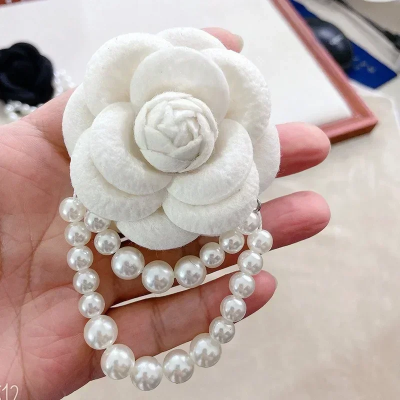 Broche de flor de Camelia de tela coreana, alfileres, ramillete de borlas de perlas, broches de joyería de moda para mujer, accesorios para cuello de camisa