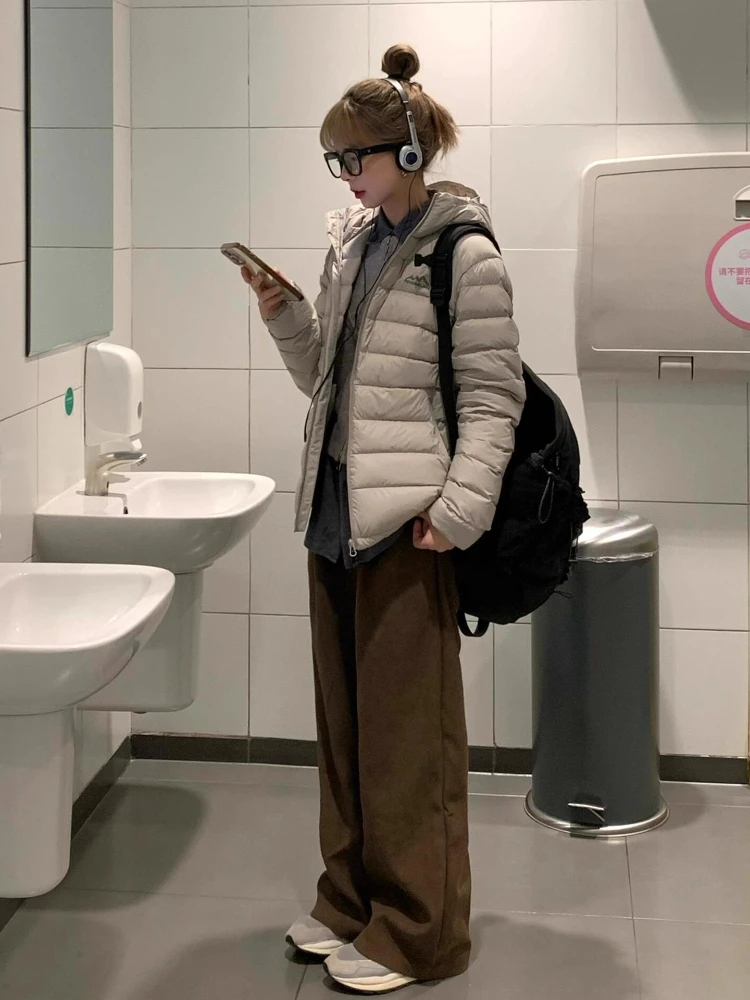 เสื้อโค้ทกันหนาวแบบมีซิปสำหรับผู้หญิง ผ้าฝ้ายผสมใยขนเป็ด ทรงเข้ารูป น้ำหนักเบา สไตล์เกาหลี แบบสั้น มีฮู้ด