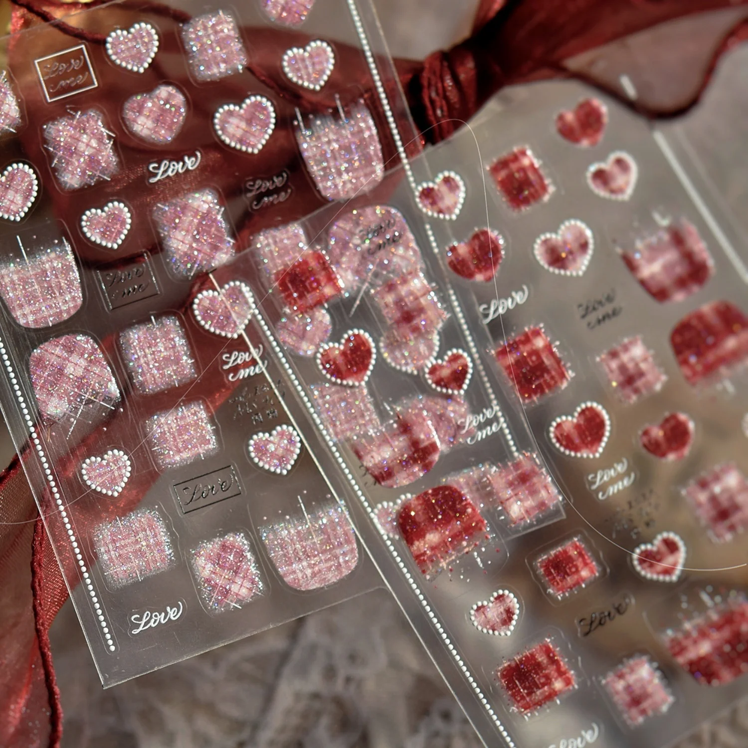Rot-Rosa Karierte Block-Herz 5D Nagelkunst-Aufkleber Glänzende Umrisse Punkte Erdbeer-Gitter Selbstklebende Nagelkunst-Abziehbilder Maniküre