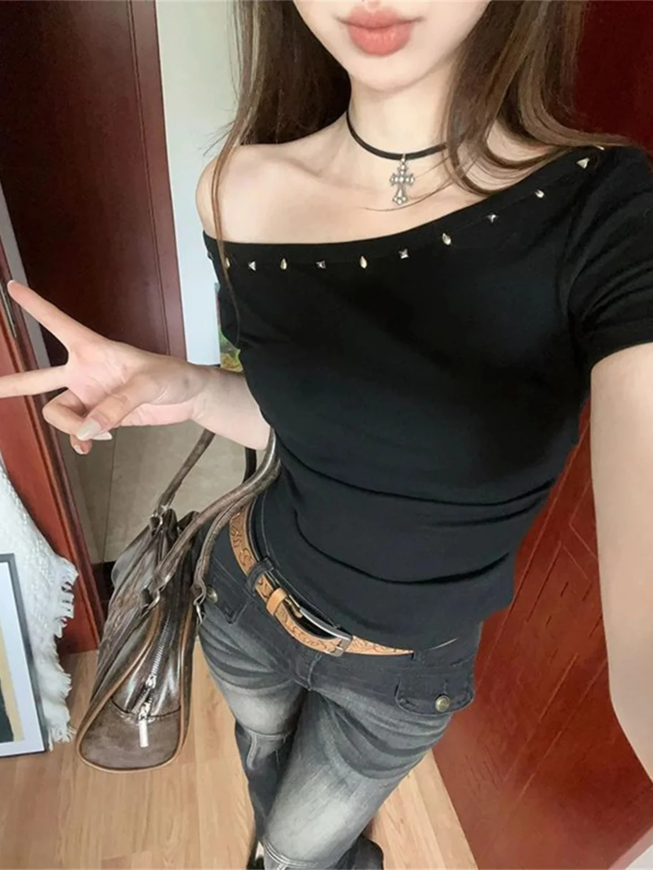 

Черные сексуальные топы на одно плечо, женские летние уличные облегающие футболки в рубчик, женские укороченные топы на каждый день