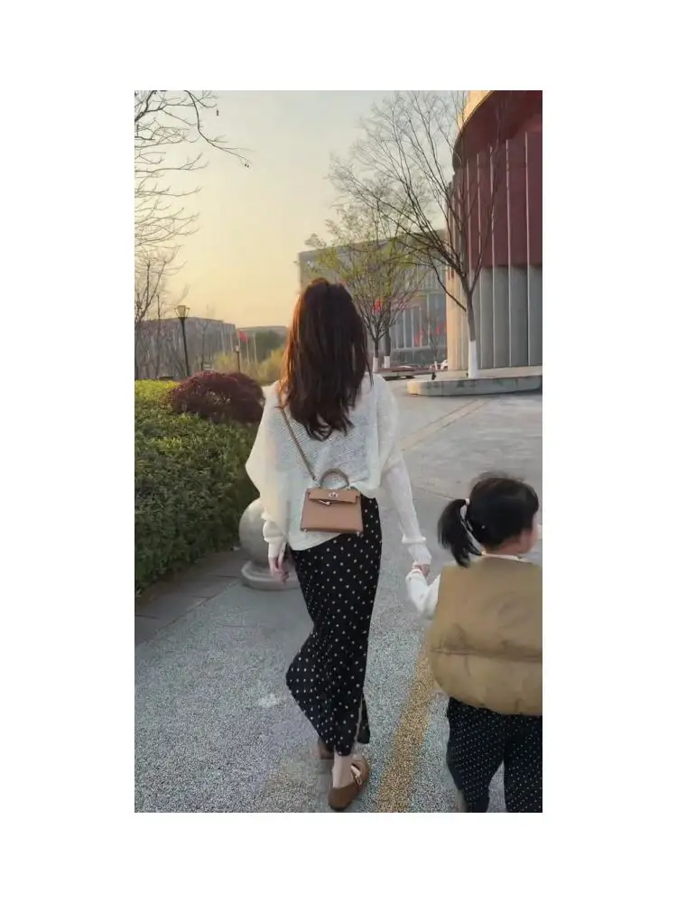 

Весна-Лето 2026: Женское трикотажное платье-футляр в корейском стиле с завышенной талией, стройнящее, с боковым разрезом, в горошек, повседневное, модное