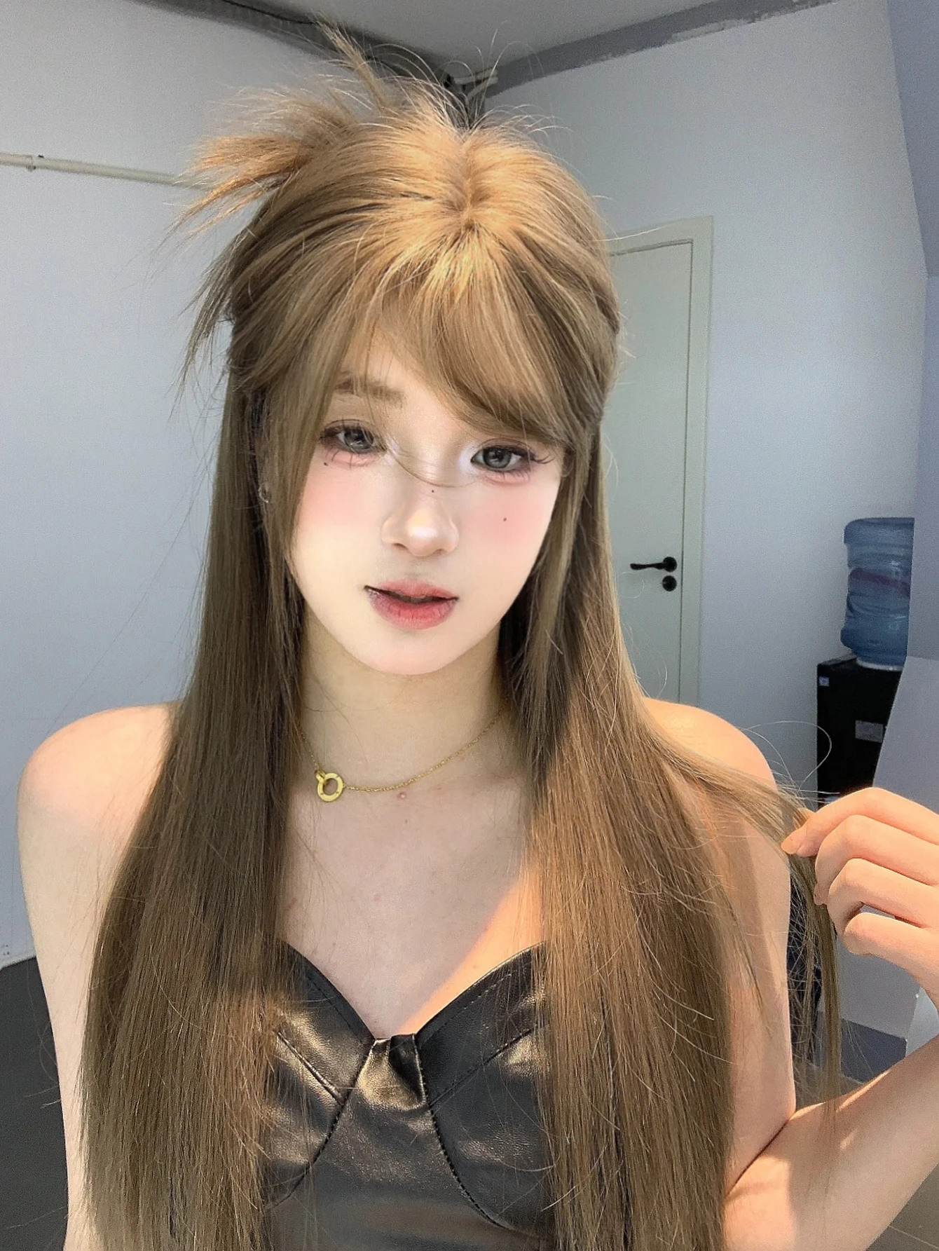 28Inch Milk Tea Blonde Fashion Synthetic Wigs with Bangs Long Straight Hair Mechanism Wig For Women Daily Use Heat Resistant