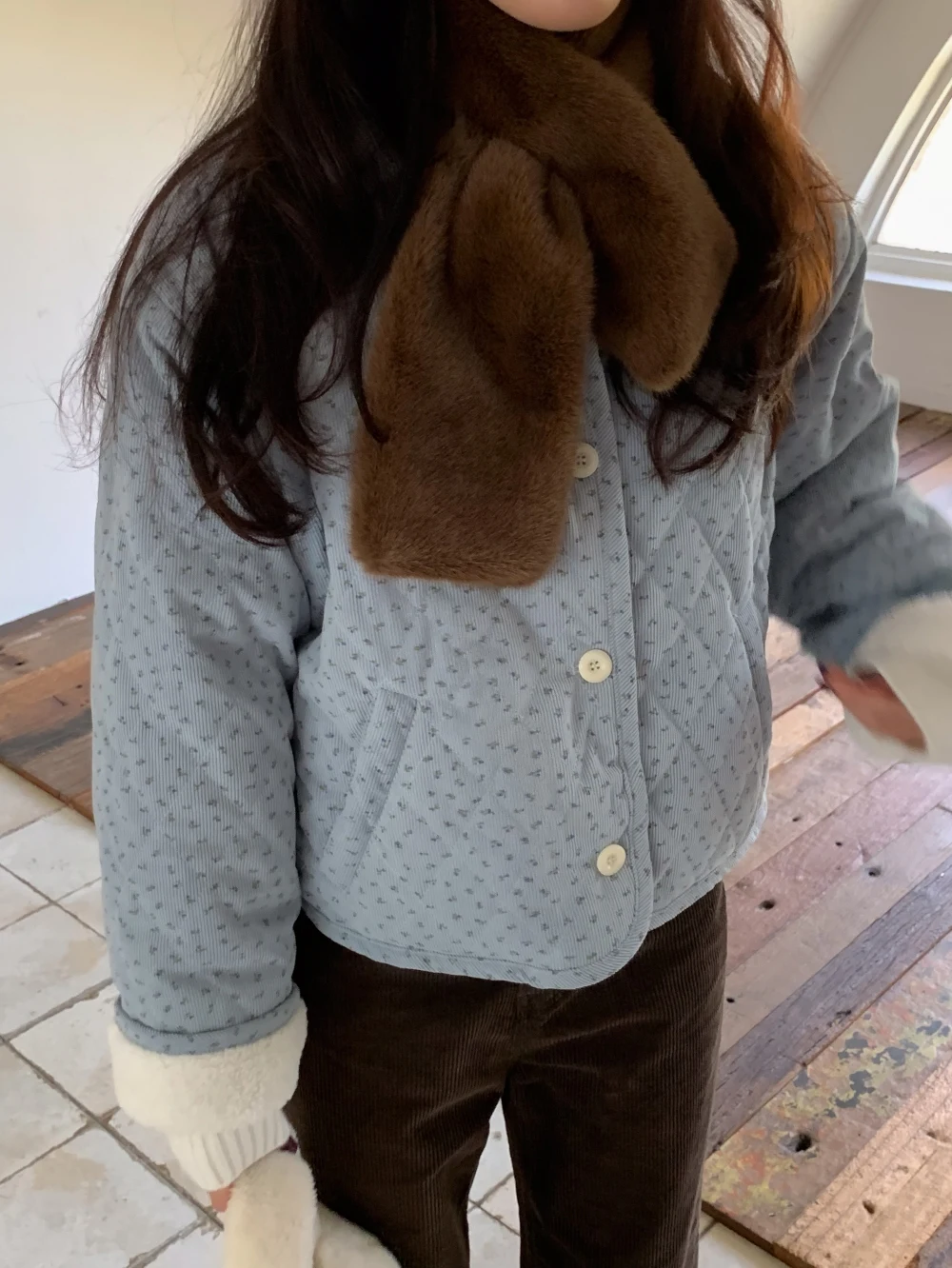 

Корейский стиль. Маленькие цветочные цветы взимку носят короткое пальто из пушистой теплой одежды с хлопковой подкладкой с обеих сторон.