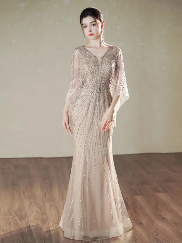 ใหม่หรูหราเบา ๆ และชุดพิธีกรการจัดเลี้ยงเฉพาะกลุ่ม