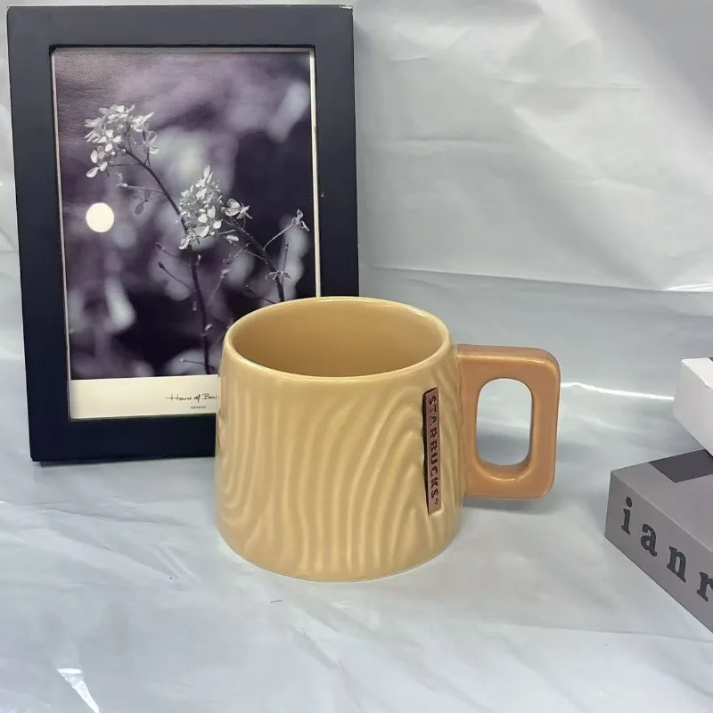 Caneca Starbucks 410ml de Alta Qualidade em Amarelo Creme com Superfície Texturizada Ondulada, Copo de Cerâmica Seguro para Alimentos com Alça Quadrada Exclusiva