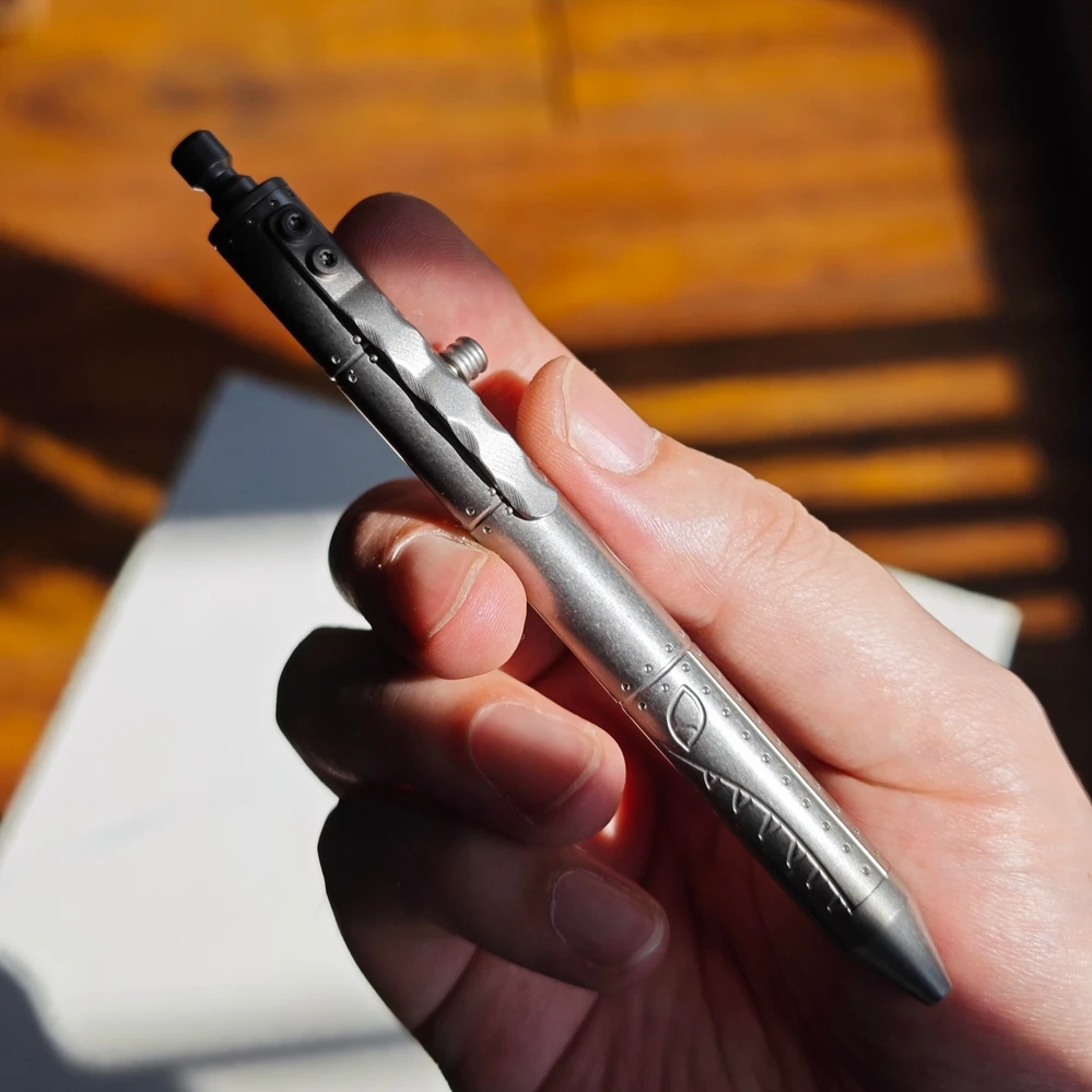 야외 휴대용 EDC 티타늄 합금 방어 전술 펜 빛나는 키 체인 펜던트 자동차 창 깨는 도구