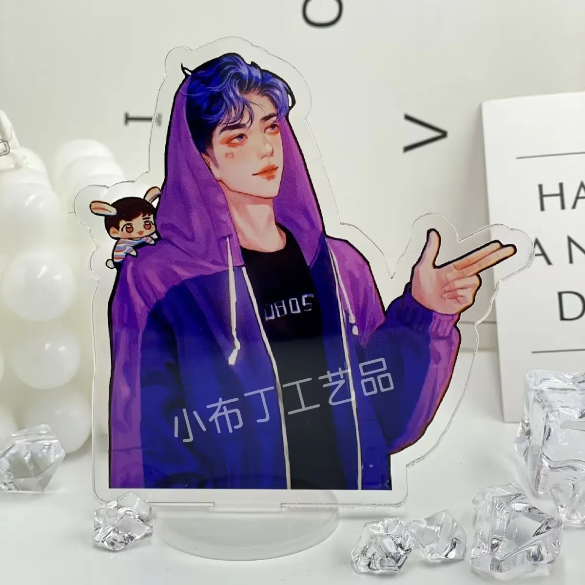 L'ultimo duo "Xiao Zhan e Wang Yibo" ha impostato un regalo di compleanno con un set di fan per l'adattamento manga, un cartello stand-up sul tavolo