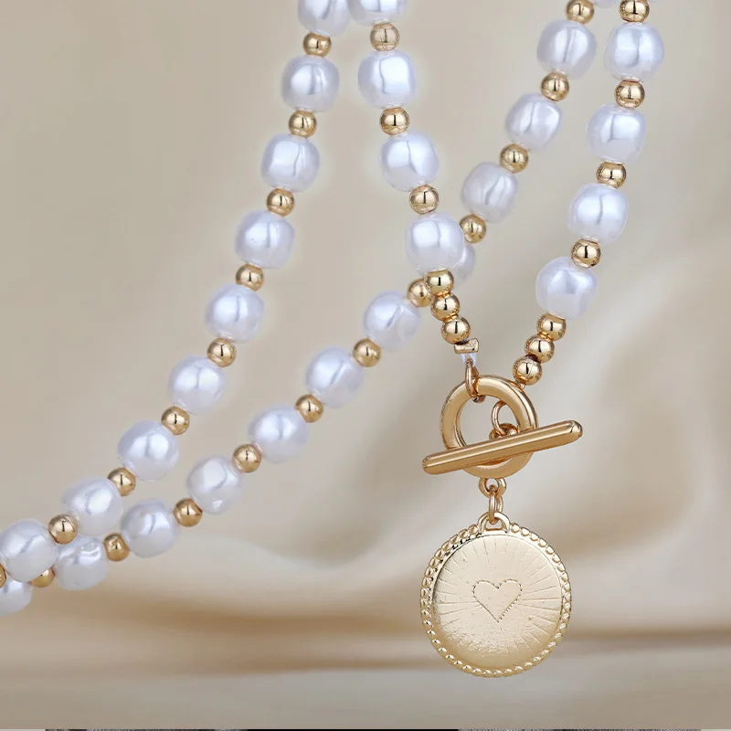 Novo colar de aço de titânio emendado em forma de coração com placa redonda para acessório de corrente de suéter curto