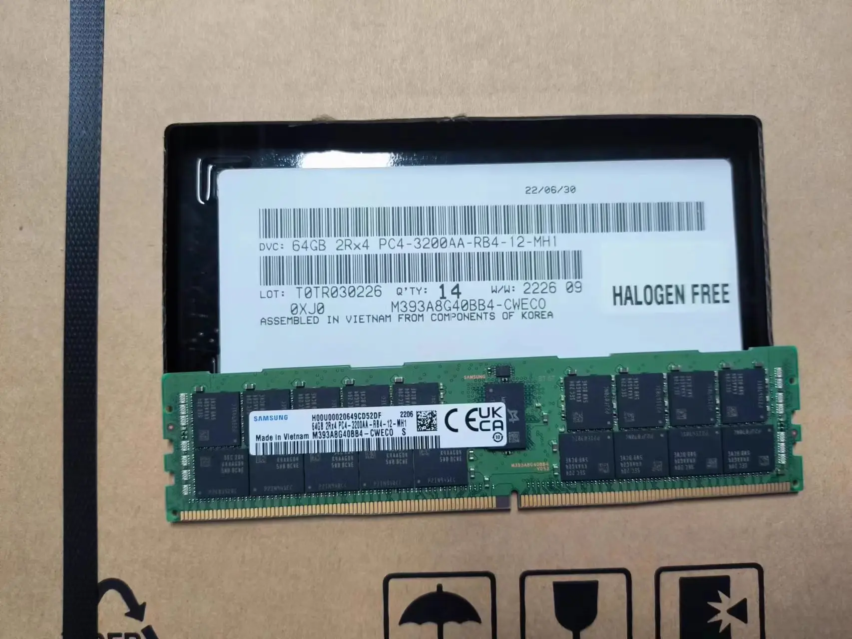 Memória de Servidor Samsung 64G 2RX4 3200 RECC para Estação de Trabalho M393A8G40BB4-CWE
