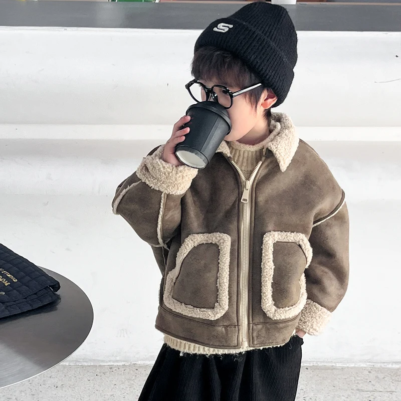 

Утепленное зимнее пальто для мальчиков 2025 года, новая модель, детское осенне-зимнее пальто из меха и кожи с интегрированной шерстью, для малышей, из толстого хлопка