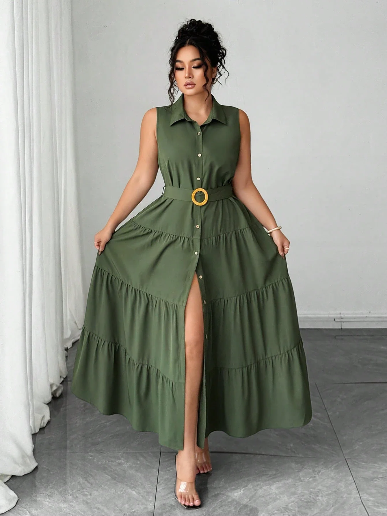 

Летнее платье-рубашка без рукавов, однотонное, с пуговицами спереди и многоярусной юбкой