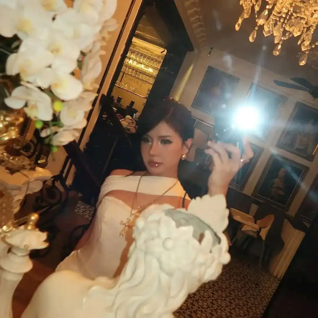 우아한 화이트 새틴 스큐 칼라 맥시 드레스 섹시 슬림 피트 오프 숄더 민소매 가운 새로운 여성 여름 저녁 파티 가운