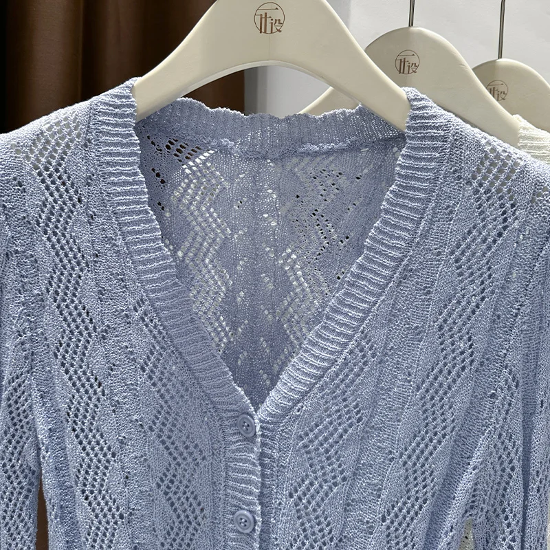 معطف كارديجان أزرق للنساء ذو حجم صغير، شال محبوك رفيع، مقترن مع تنورة علوية بحمالات، ملمس راقي