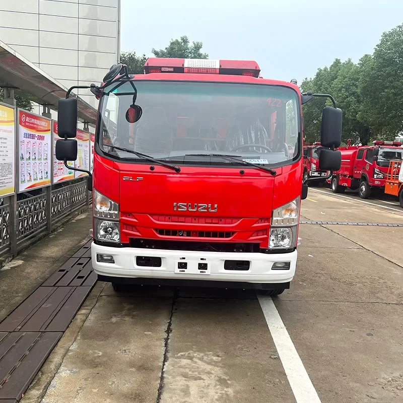 Japan Brand 4000L Fire Truck 4 x 2 Water Tank Fire Fighting Rescue Truck