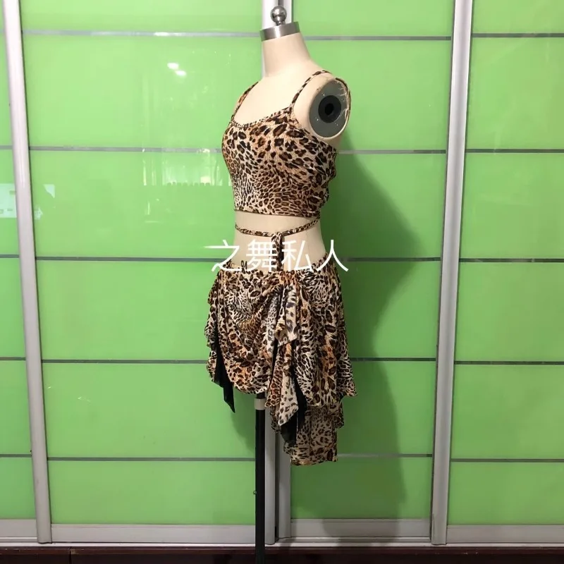 op maat gemaakt buikdanskostuum luipaardprint hemdje trainingspak met rugband uitgeholde heupsjaal rok afneembare oren