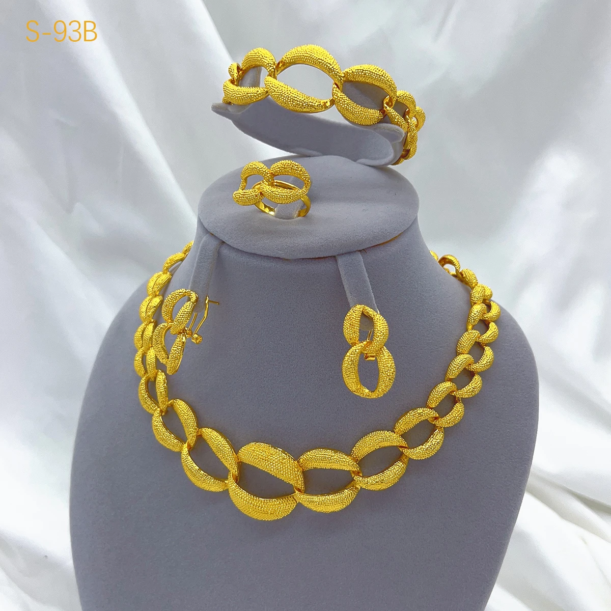 فرنسا دبي 24k الذهب اللون طقم مجوهرات للنساء الفاخرة الزفاف الزفاف قلادة وأقراط مجموعة الأفريقية المختنق هدايا الحفلات