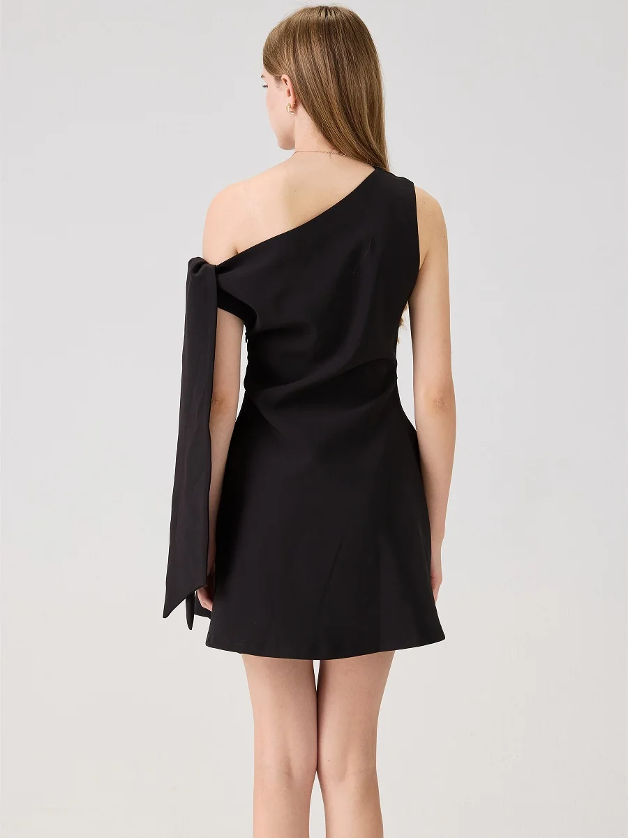 Abito monospalla da donna estivo 2026, corsetto in raso, minigonna elegante, nuova moda Y2K, reggiseno per abito da festa di alta qualità