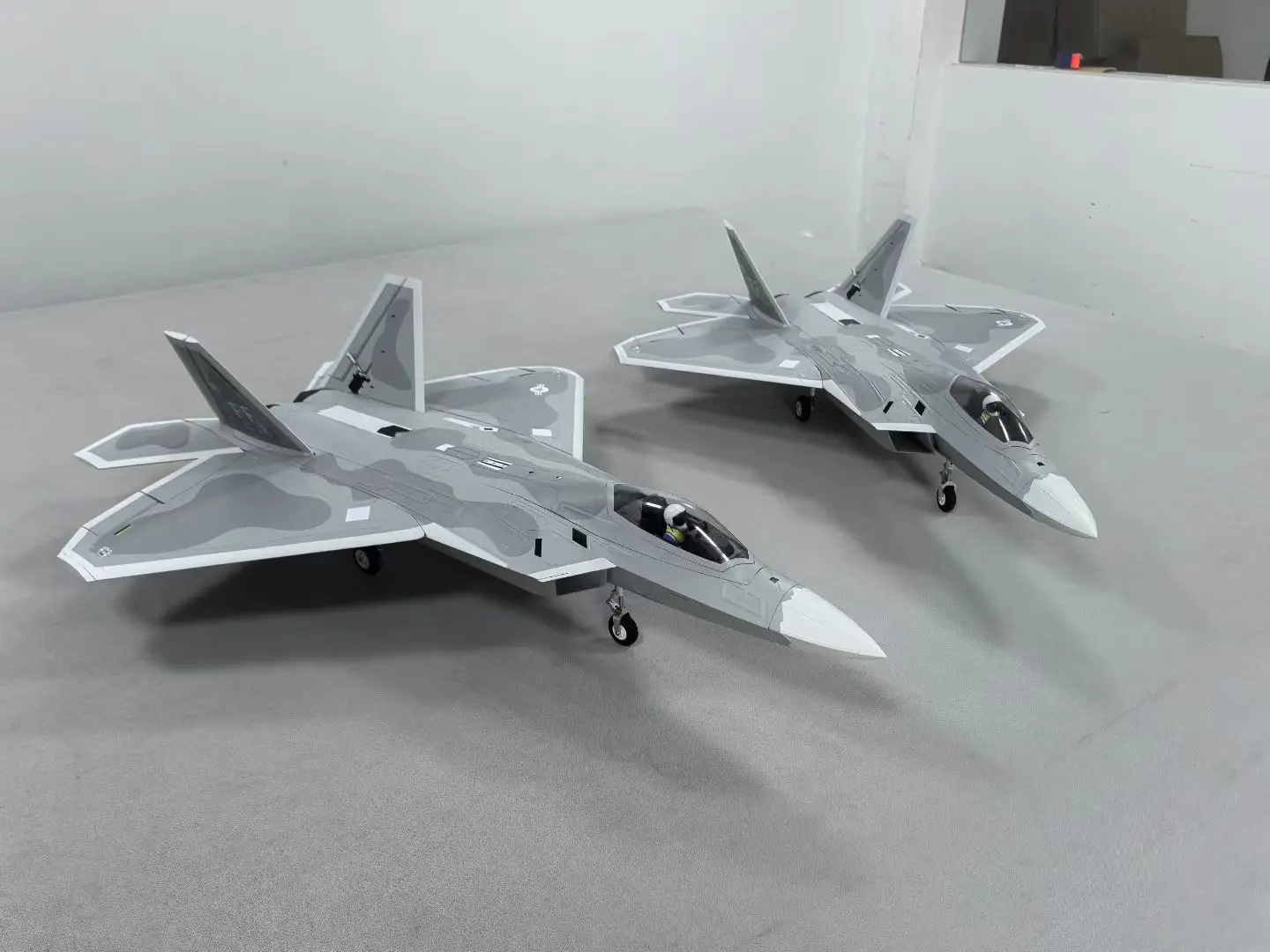 Nouveau modèle Flyfans 2025 64mm canalisé F-22 Raptor Fighter train d'atterrissage rétractable en métal et modèle d'aile fixe jouet cadeau