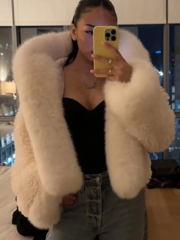 純白フェイクファーショートジャケット カジュアルラペル 長袖 ルーズ 厚手 フード付きジャケット 2025 レディース 冬 ストリートウェア 新スタイル