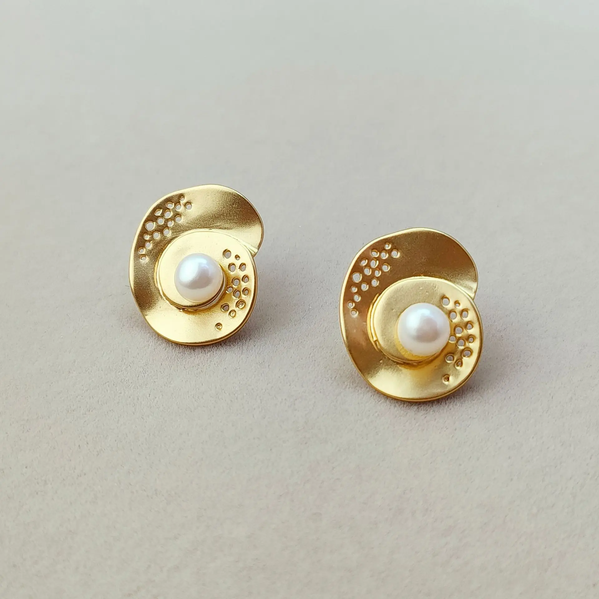 

Personalized Pearl Earrings Niche Design Irregular Stud Earrings Simple Fashion High Sense Earrings