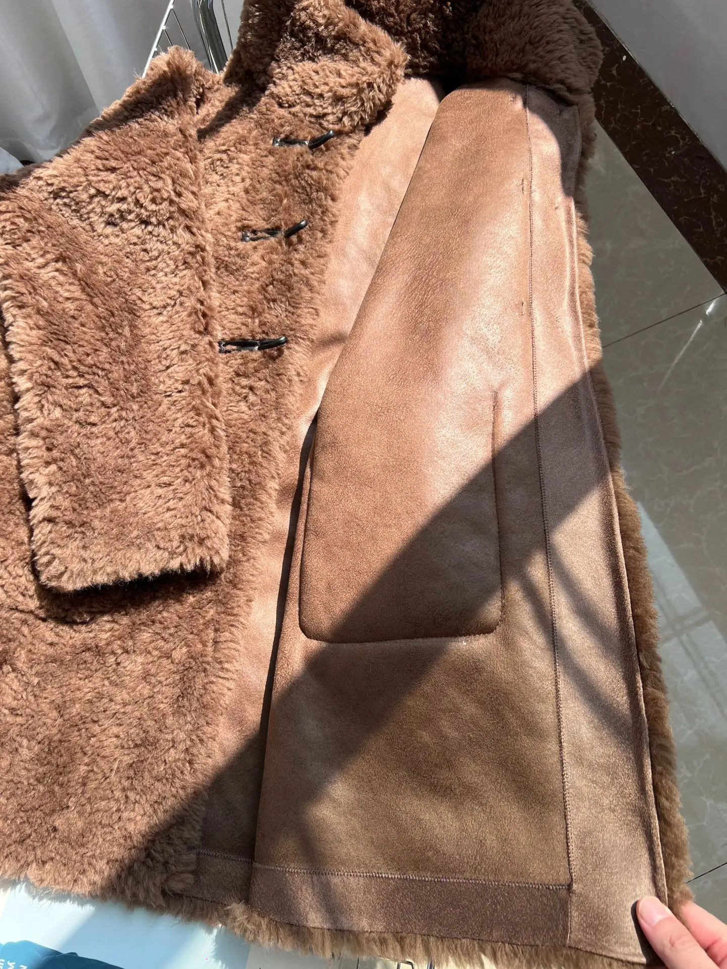 100 الأغنام الصوف البقرة القرن زر معطف الفرو المرأة الفراء قطعة واحدة متوسطة إلى طويل نمط سترة #6