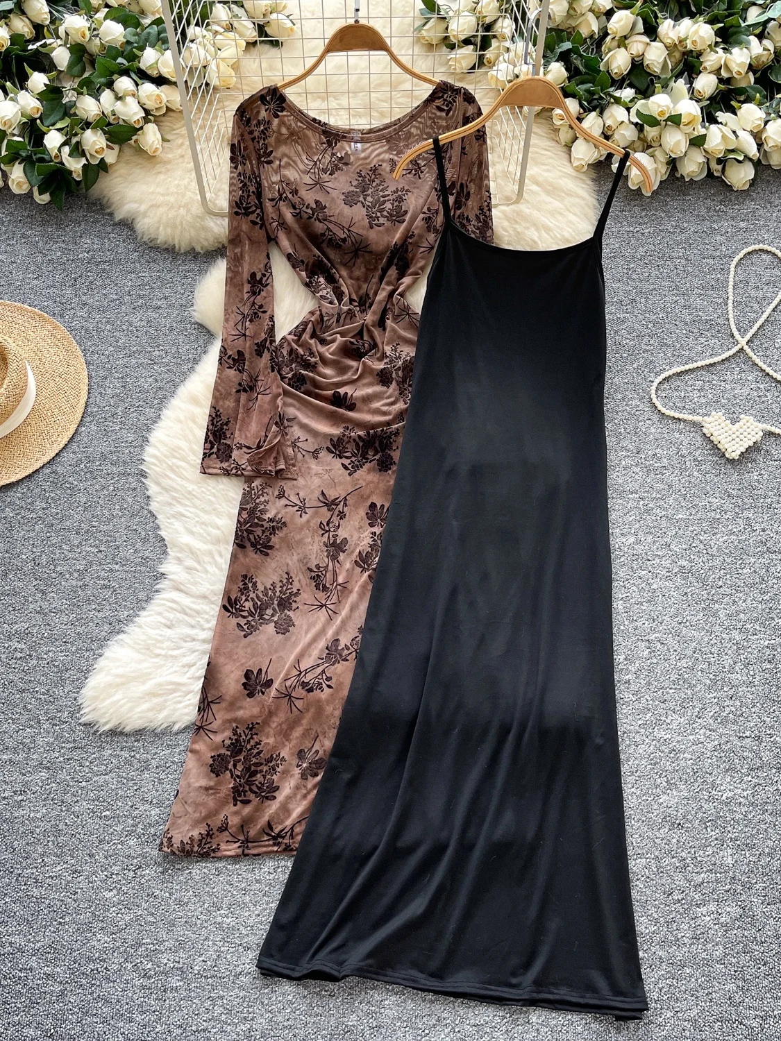 فستان نسائي بأكمام طويلة لموسم الخريف مع تطريز زهري وتصميم ضيق مع حزام، يعكس أناقة السيدة وشخصية أنيقة مناسب للتنقل في المدينة