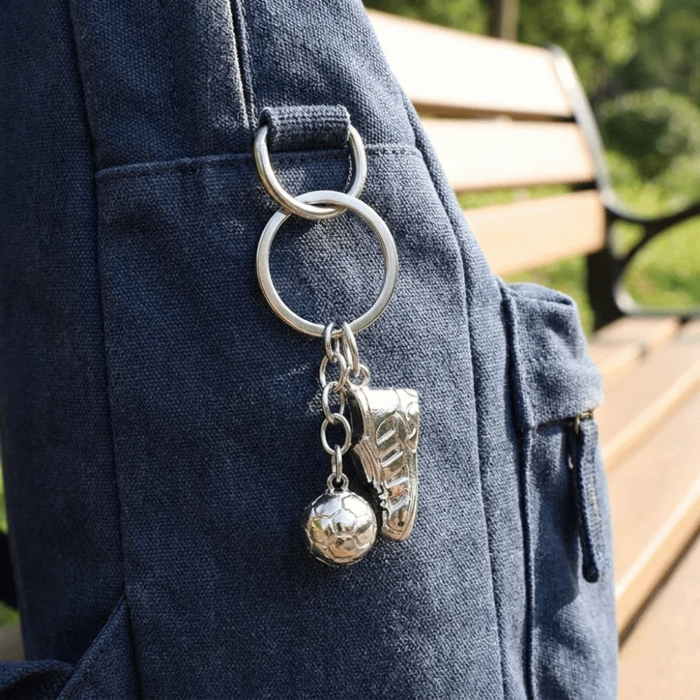 Llavero Deportivo Personalizado de Aleación de Zinc con Diseño de Zapatillas de Fútbol, Plateado y Dorado, Mini Llavero de Fútbol para Decoración de Mochilas