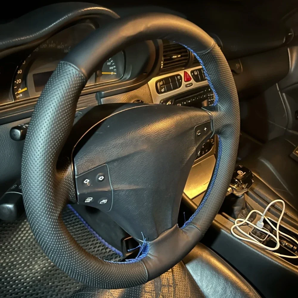Maßgeschneiderte Auto-Lenkradabdeckung C-Klasse Kompressor 2001-2006 Rutschfester handgenähter Lenkradbezug für Mercedes-Benz W203.