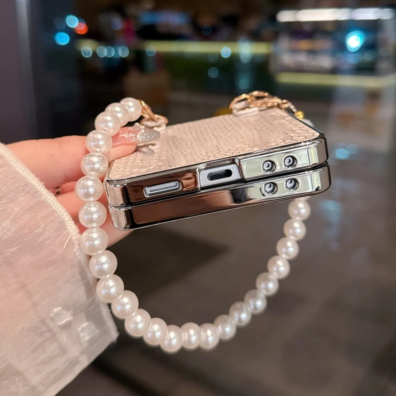 Custodia in pelle PU serpente placcatura di lusso per Samsung Galaxy Z Flip 7 FE 6 5 4 3 Flip7 Custodia per telefono con catena a mano con braccialetto di perle carino