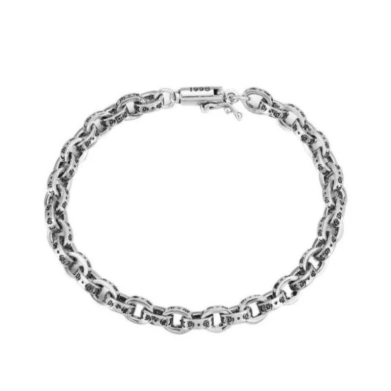 قلادة وسوار فضي اللون، منقوشة بأنماط وتصميم مشبك توقيع عام 1995. #1