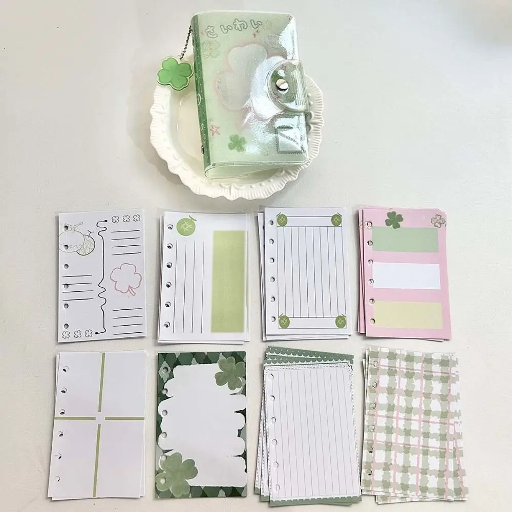 สมุดบันทึกแบบมีปกกลิตเตอร์สำหรับเด็กผู้หญิง ขนาด A7 พร้อมช่องใส่ของแบบพุดดิ้ง  ปกแบบถอดได้ ลายใบโคลเวอร์สี่แฉก  พร้อมสติกเกอร์  สมุดเก็บของ  เครื่องเขียน  สมุดโน้ตแบบใบหลวม