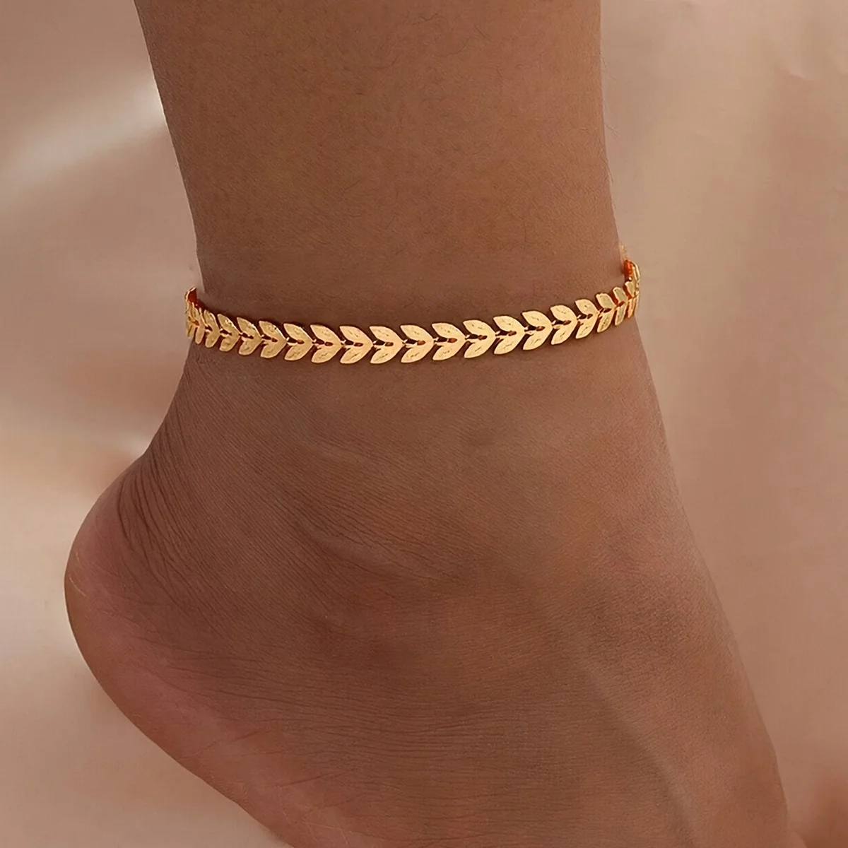 Tobillera Boho Minimalista con Hojas – Cadena de Laurel en Tono Dorado para el Verano
