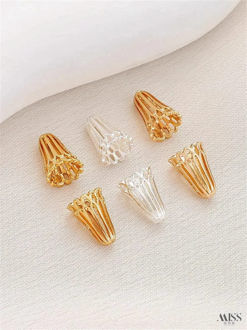 

14K Gold-wrapped Hollow Horn Flower Holder Through Hole Bell Bead Holder Fringed Hat Holder DIY Handmade Jewelry Accessories