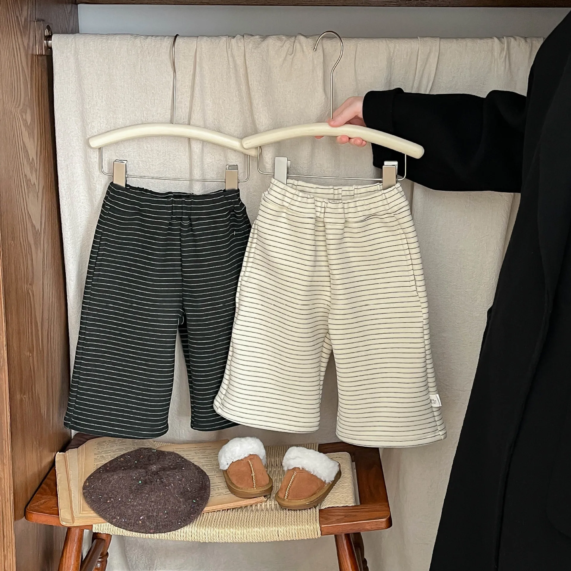 

Детские штаны для девочек от 1 до 3 лет, коллекция 2025 года, зимние утепленные детские брюки в полоску для маленьких девочек, повседневные корейские плюшевые свободные штаны для маленьких девочек