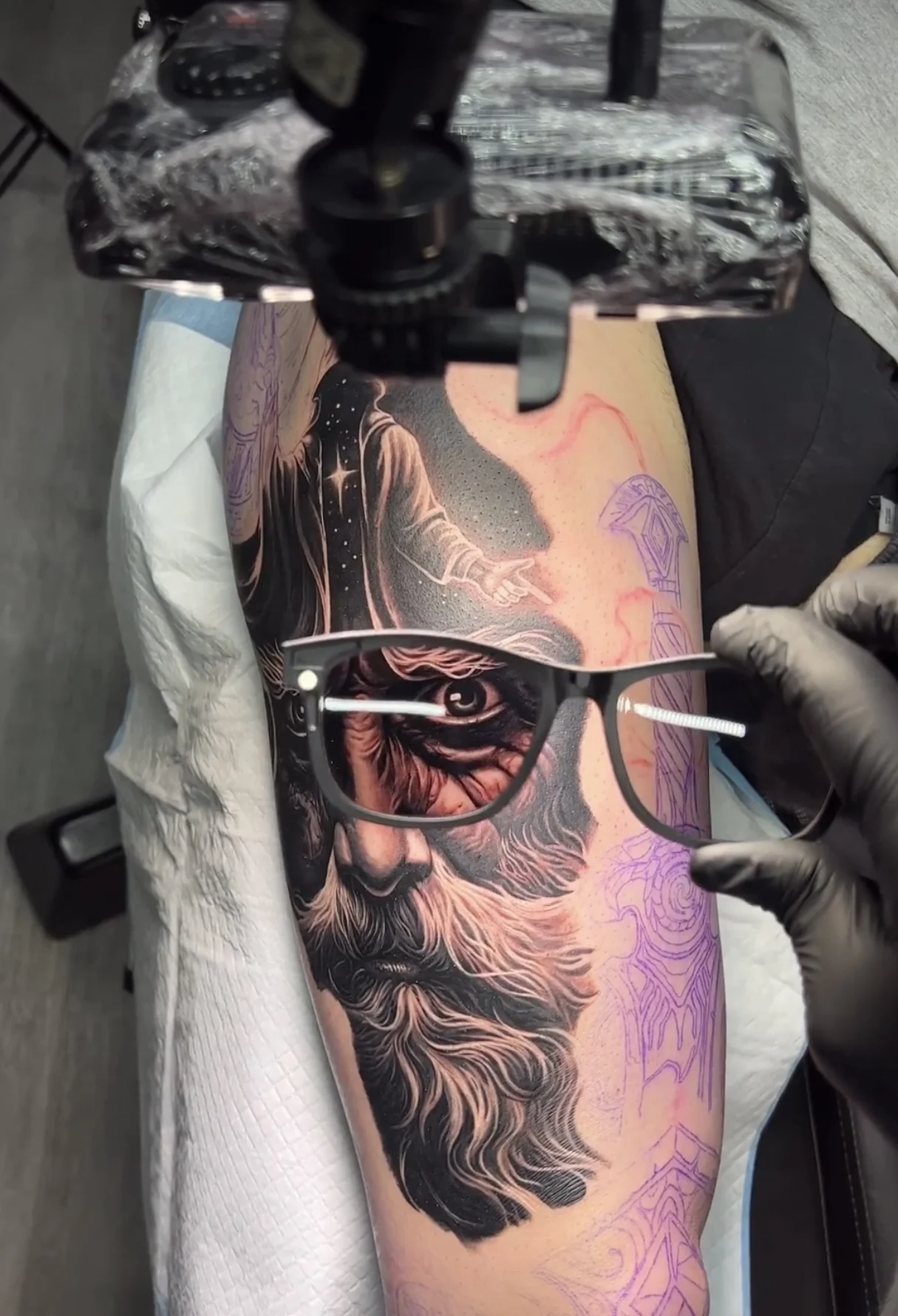 High Quality Reduce Reflected Light Of Tattoos With Cpl  glasses and light For tattoo process